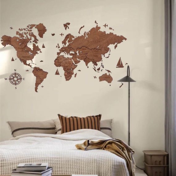 drewniana mapa świata na ścianę w sypialni nad łóżkiem