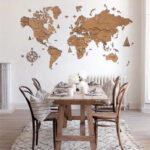 drewniana mapa świata na ścianie