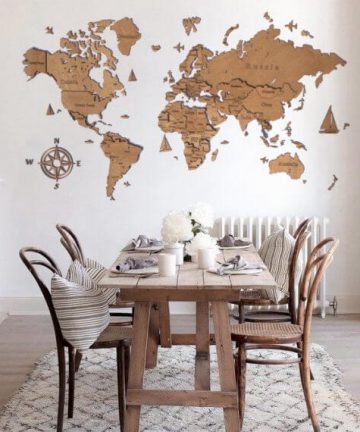 drewniana mapa świata na ścianie