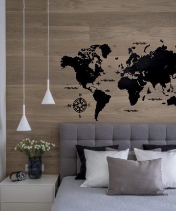 drewniana mapa świata nad łożkiem