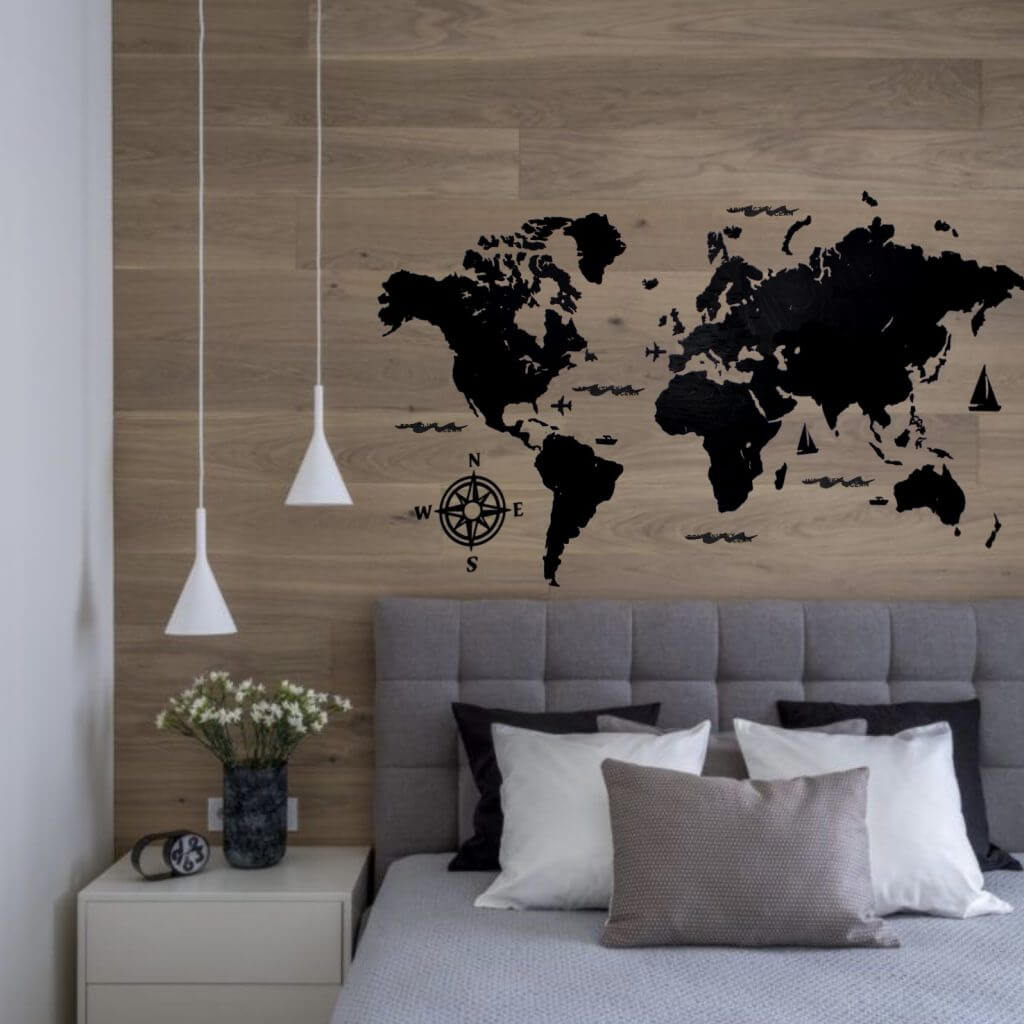 drewniana mapa świata nad łożkiem