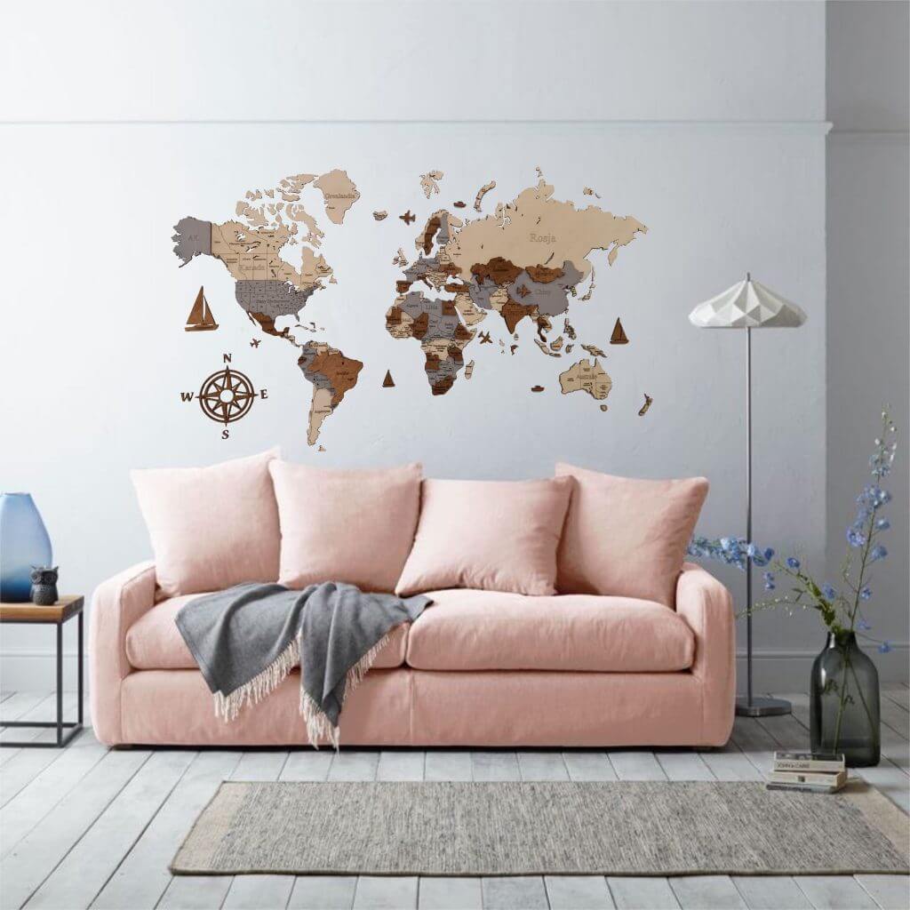 drewniana mapa świata nad różową kanapą
