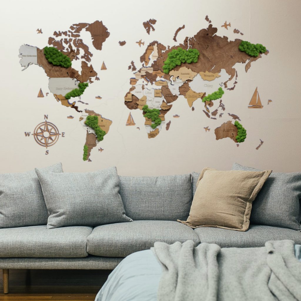 drewniana mapa świata z mchem