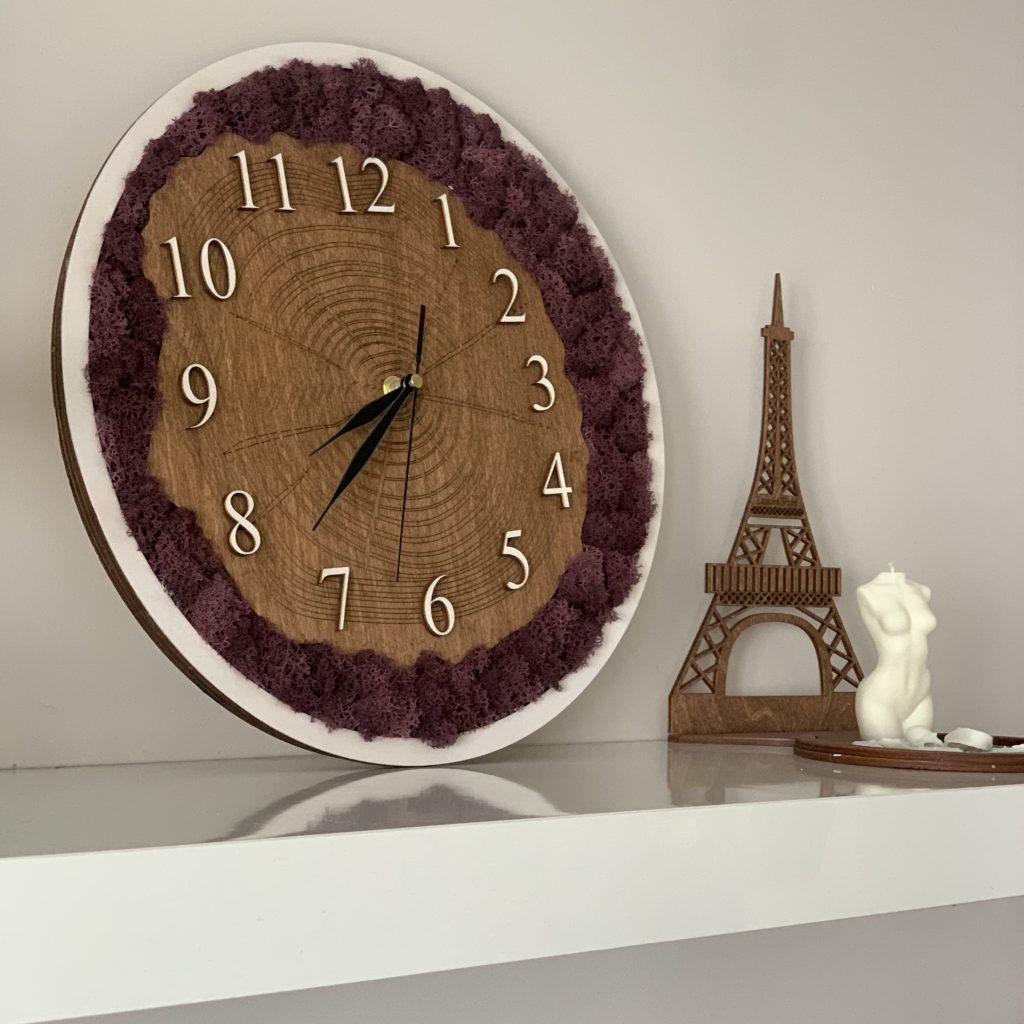 Drewniany zegar z mchem chrobotkiem | LosokaWood.com